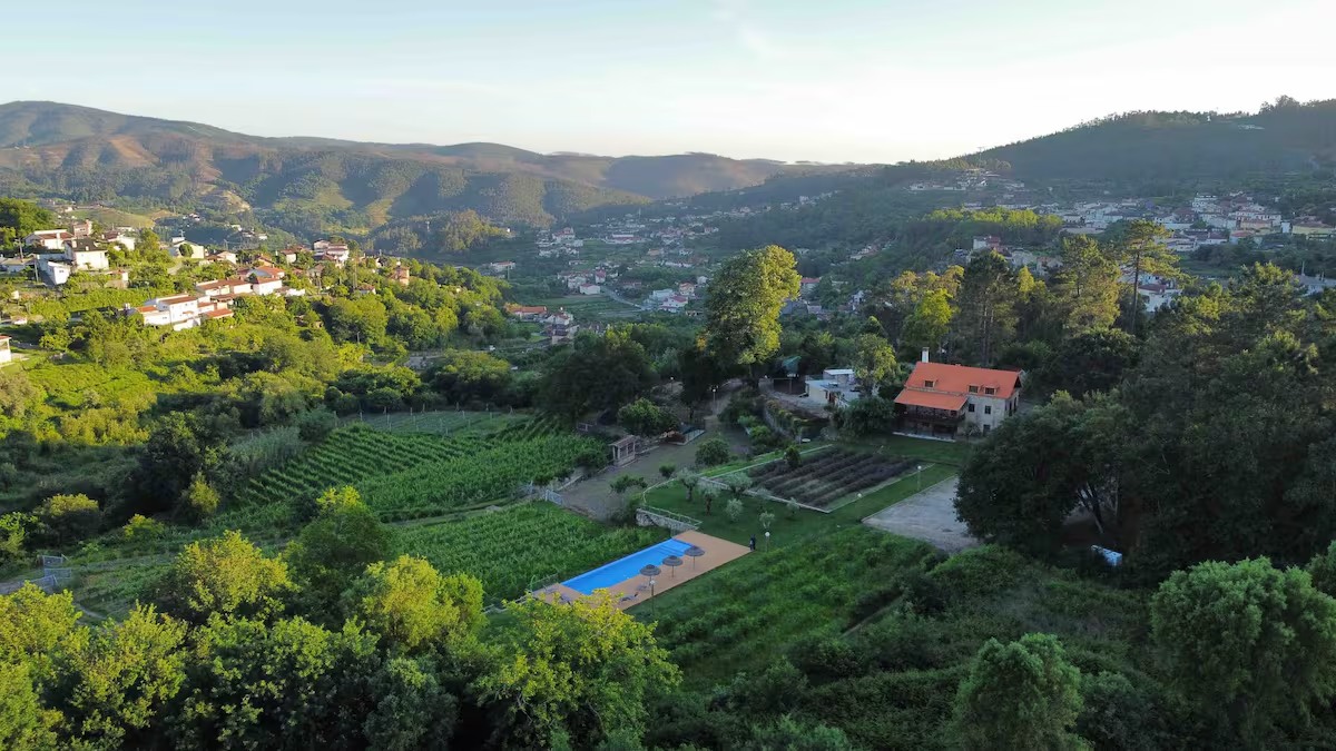 Vista aérea da Quinta do Cabeço Trigal e do vale