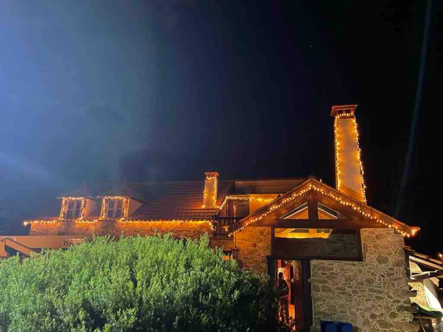 Casa iluminada ao anoitecer