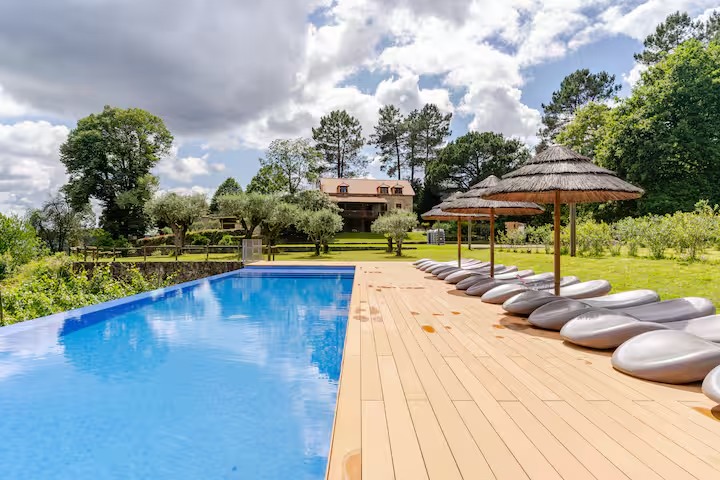 Piscina da Quinta do Cabeço Trigal com guarda-sóis de palha